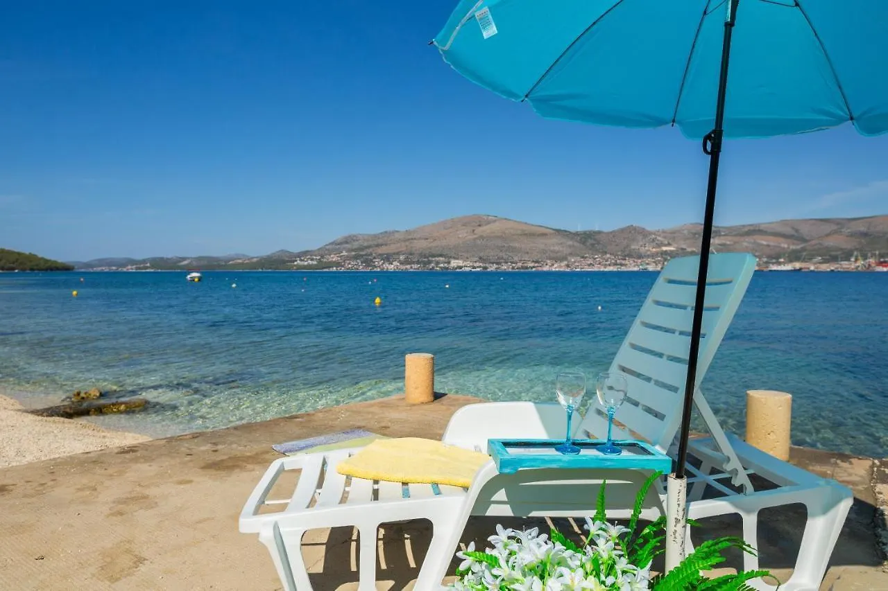 Villa Beachfront Apartments Τρογκίρ