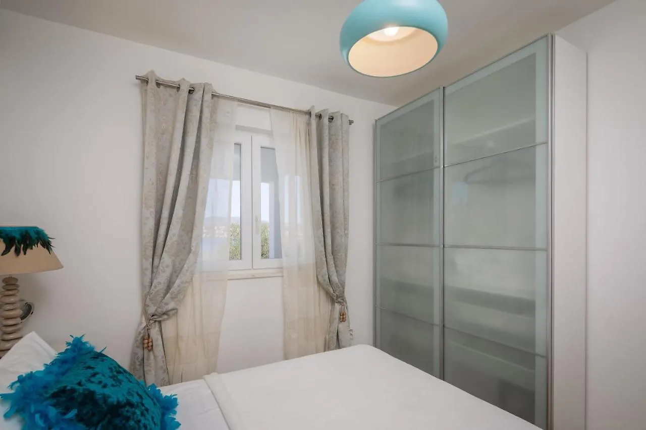 Villa Beachfront Apartments Τρογκίρ