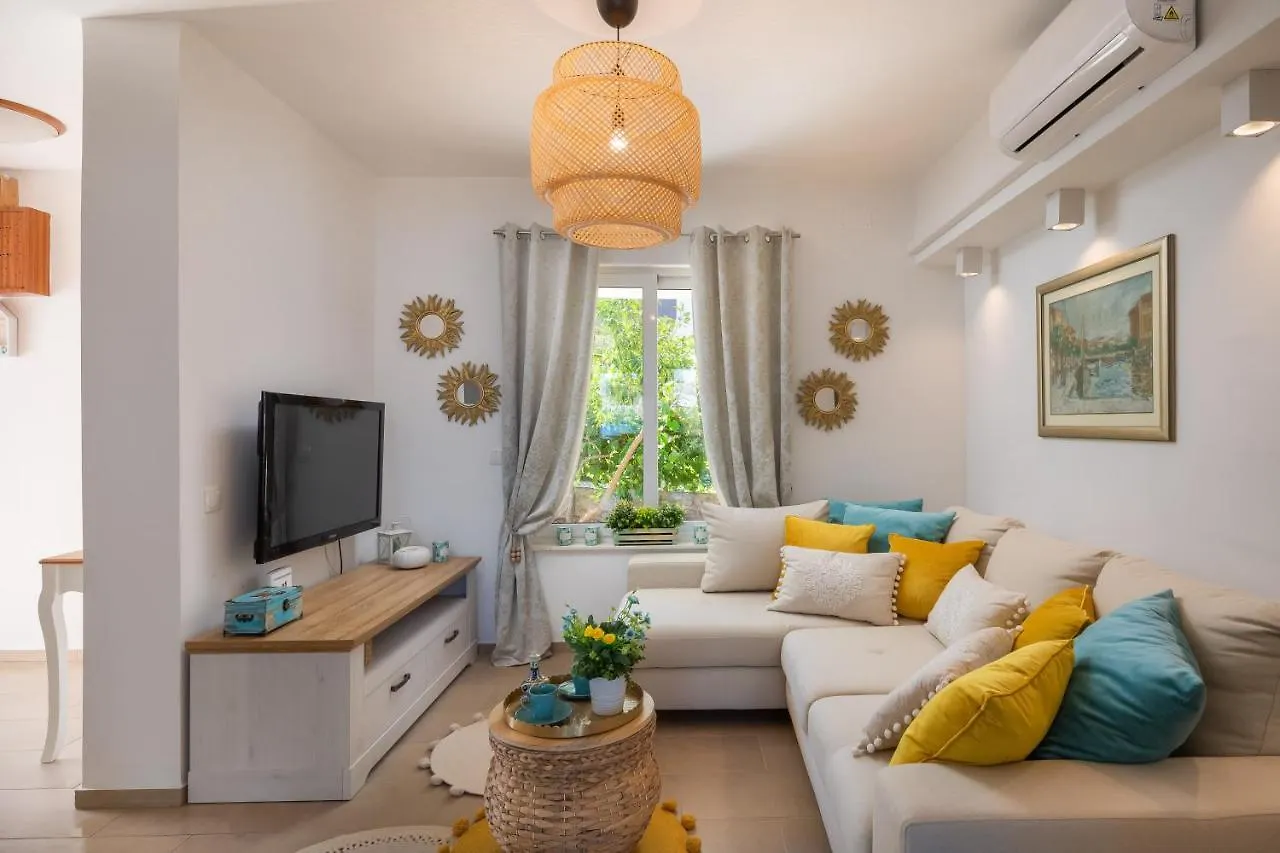 Villa Beachfront Apartments Τρογκίρ