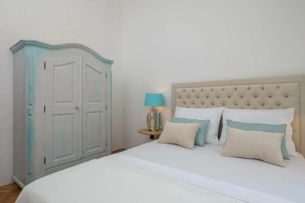 Villa Beachfront Apartments Τρογκίρ