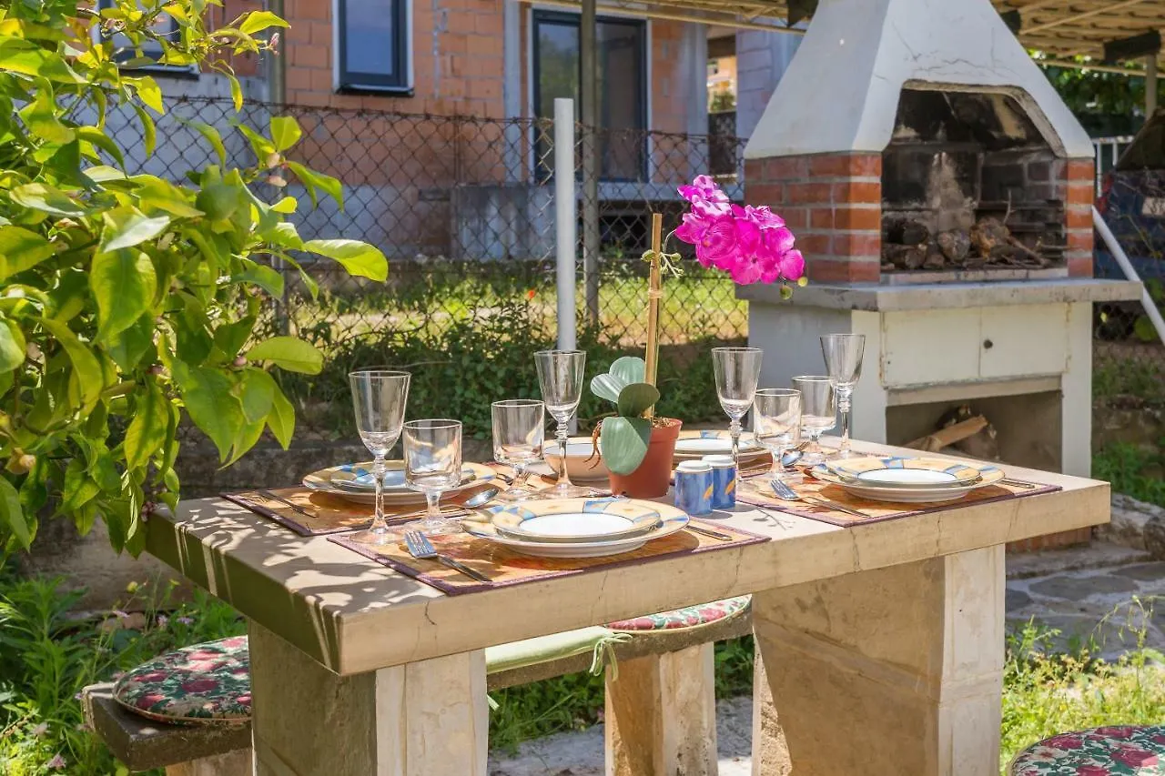 Villa Beachfront Apartments Τρογκίρ